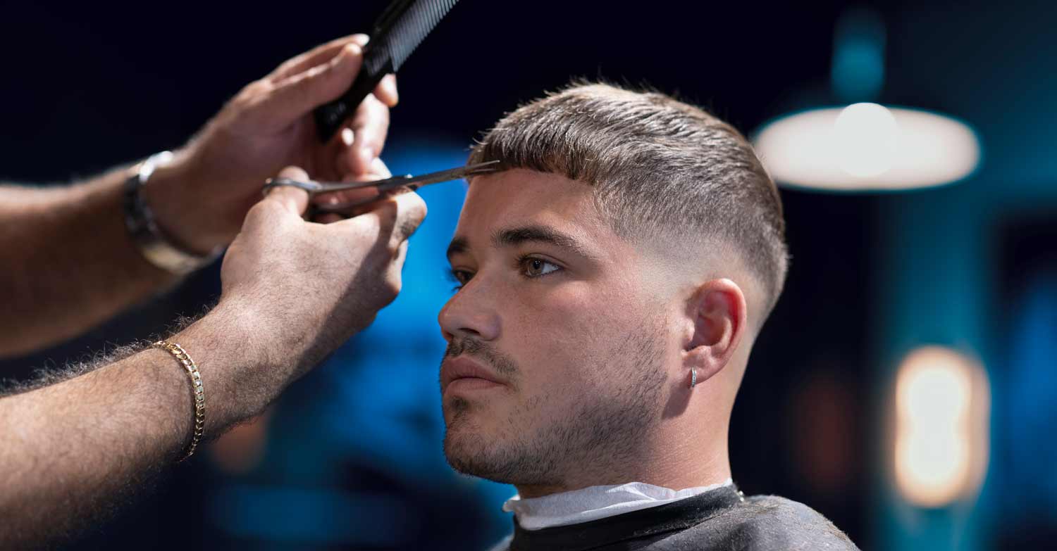 Cliente recebendo corte assinatura